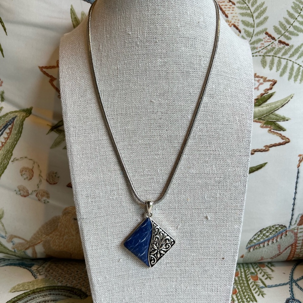 Stunning Necklace. Silver Tone.